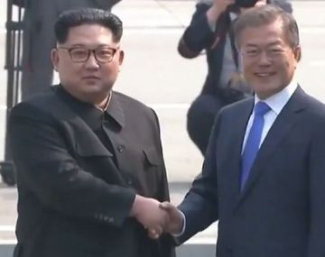 Kim Jong-un y Moon se saludaron durante la cumbre de las Coreas.