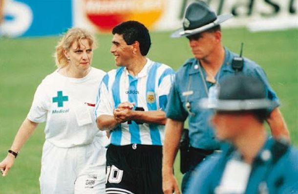 La imagen más triste: Maradona acompañado por la enfermera tras el duelo ante Nigeria