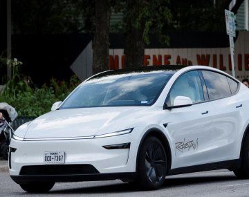 Denuncian que robotaxis de Tesla cometen graves infracciones de tránsito