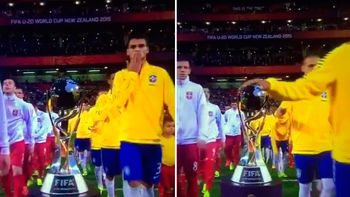 ¿fueron mufa? tres jugadores de brasil tocaron la copa antes de jugar ¿fueron mufa? tres jugadores de brasil tocaron la copa antes de jugar
