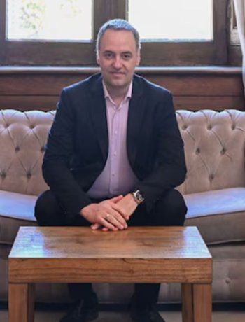 Manuel Adorni y Diego Santilli.