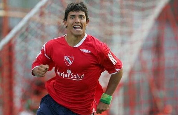 Crean una web para cargar al Kun Agüero por el descenso del Rojo