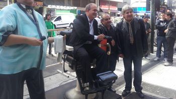 ahora, porcel tambien tiene una estatua en calle corrientes ahora, porcel tambien tiene una estatua en calle corrientes