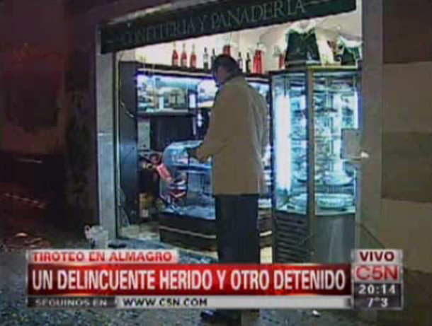 Asaltan panadería pero cuando salen se topan con la policía