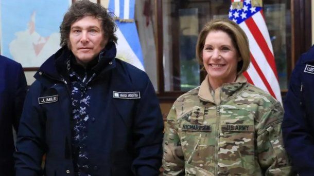 Tras demoras con su vuelo, Javier Milei llegó a Ushuaia y se reunió con la jefa del Comando Sur de Estados Unidos