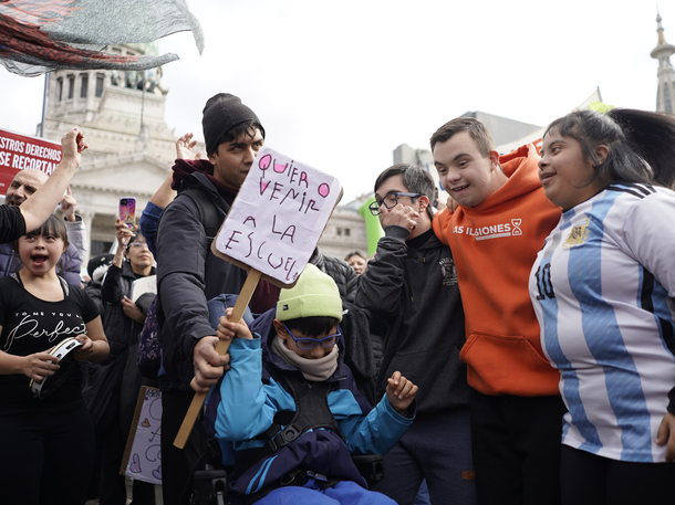 El Gobierno analiza aumentar las prestaciones para personas con discapacidad