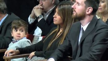 thiago messi, el pequeno diablito suelto en una entrega de premios thiago messi, el pequeno diablito suelto en una entrega de premios
