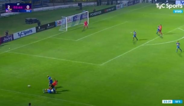 La tremenda patada del Chelo Delgado en el Superclásico Senior