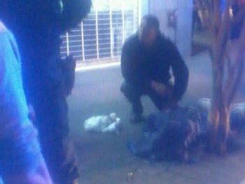 Delincuente abatido por arma propia yace junto a personal policial