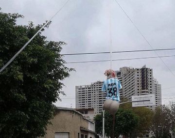 Un maniquí de una mujer asesinada con la leyenda Racing puta violada enfureció a toda Avellaneda