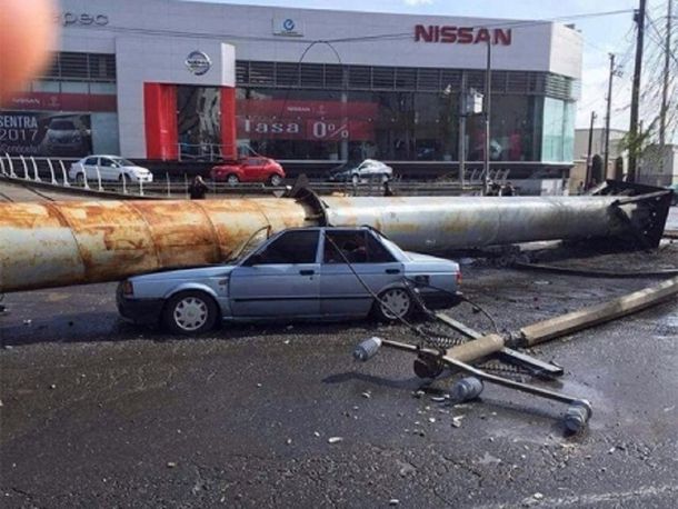 VIDEO: La increíble caída de un cartel encima de varios autos