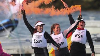 Támara Echegoyen, Sofía Toro y Ángela Pumariega celebran el oro conseguido en la clase Match Race Elliott 6 de los Juegos de Londres 2012, disputado en Weymouth, Reino Unido hoy 11 de agosto de 2012. Támara Echegoyen, Sofía Toro y Ángela Pumariega celebran el oro conseguido en la clase Match Race Elliott 6 de los Juegos de Londres 2012, disputado en Weymouth, Reino Unido hoy 11 de agosto de 2012.