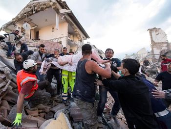 Milagro en Italia: socorristas logran sacar gente viva entre los escombros