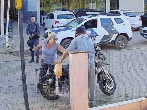 Brasil: prendió fuego su moto por enojarse en un control y dejó a su madre en estado crítico