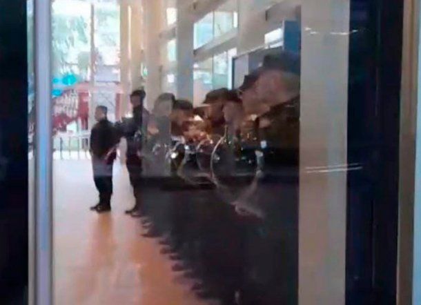 El edificio del Conicet amaneció custodiado por las fuerzas de seguridad | Foto: ATE en X