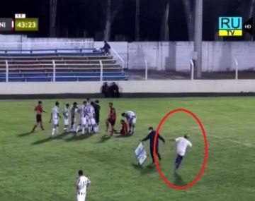 Un camillero entró a asistir a un jugador y ¡se lesionó!