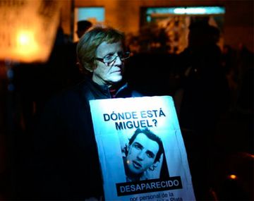 Rosa Bru, la madre de Miguel Bru, continua con la búsqueda del cuerpo de su hijo a casi 25 años