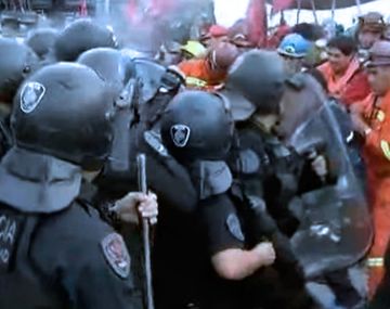 Detuvieron a un manifestante durante un marcha en la 9 de Julio y Avenida de Mayo