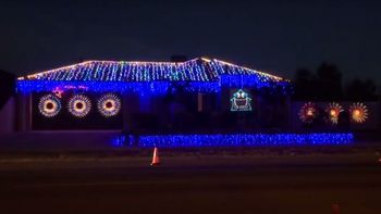 Luces navideñas que se mueven al ritmo de Thunderstruck Luces navideñas que se mueven al ritmo de Thunderstruck