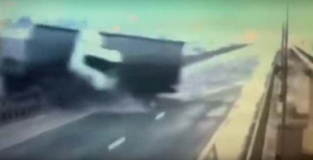 VIDEO: Un camión choca en un puente, se cae al río y muere el conductor
