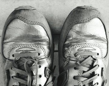 Este truco casero viral en TikTok enseño cómo dejar las zapatillas en perfecto estado con tres ingredientes comunes.