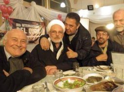 DElía y Esteche junto con Karim Paz, el jefe de la mezquita At Tauhid para la cual trabaja Khalil. DElía y Esteche junto con Karim Paz, el jefe de la mezquita At Tauhid para la cual trabaja Khalil.