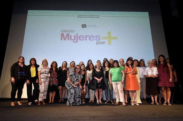Pollera Pantalón reconoció a las Mujeres de la Democracia con el premio Mujeres por Más