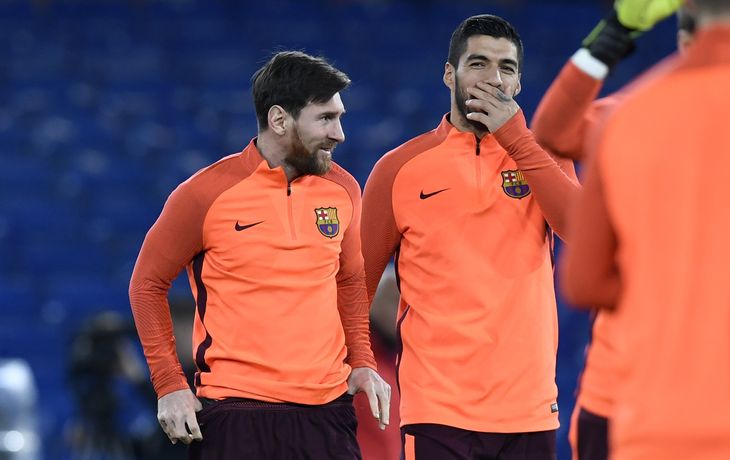 Messi y Suárez bromean durante su reconocimiento a Stamford Bridge