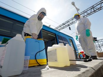 El Ministerio de Transporte prueba un producto sanitizante para incorporar en procesos de desinfecci&oacute;n en el transporte.