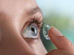 ANMAT prohibió dos modelos de lentes de contacto: de cuáles se trata