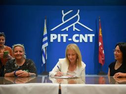 Carolina Cosse es el centro de las críticas por su postura respecto del plebiscito del PIT-CNT en medio de la campaña electoral en Uruguay. Carolina Cosse es el centro de las críticas por su postura respecto del plebiscito del PIT-CNT en medio de la campaña electoral en Uruguay.