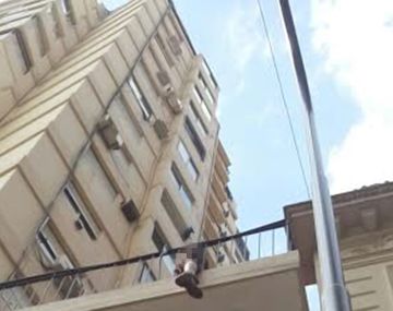 Murió al caer desde el piso 16 de un edificio