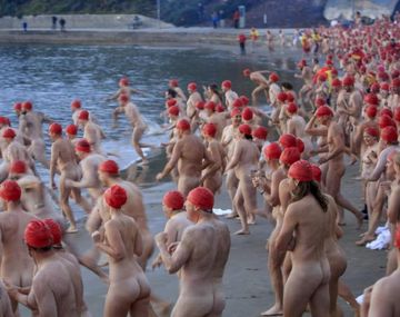 Se tiraron desnudos al río para festejar el invierno