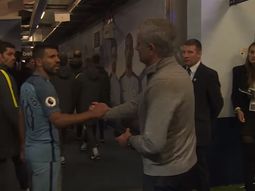 El cruce de Agüero con Mourinho durante el último clásico de Manchester El cruce de Agüero con Mourinho durante el último clásico de Manchester