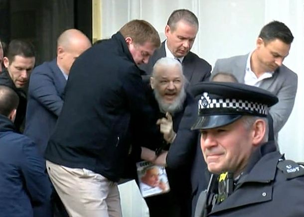 Julian Assange fue arrestado tras pasar años con asilo político en la embajada de Ecuador en Londres