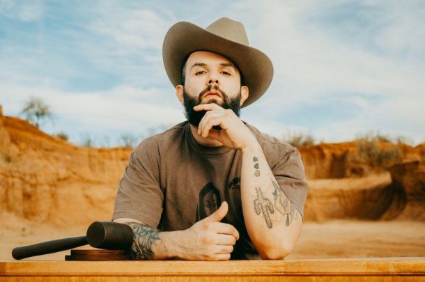 Video: Carín León lanzó su nuevo tema Cuando la vida sea trago