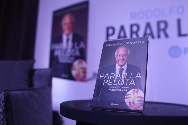 Y va el libro: el presidente de River Rodolfo DOnofrio presentó Parar la pelota