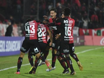 Newells goleó a Blooming en Santa Fe