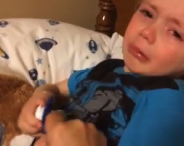 El llanto de un nene por culpa de Hillary