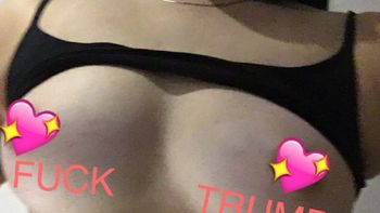 activistas se sacrifican y mandan selfies desnudas a quienes no voten a trump activistas se sacrifican y mandan selfies desnudas a quienes no voten a trump