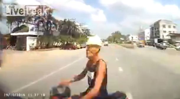 Choque entre una moto y un vehículo en Tailandia