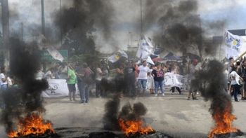por los despidos y los tarifazos, ya hay casi tres piquetes por dia en la ciudad por los despidos y los tarifazos, ya hay casi tres piquetes por dia en la ciudad