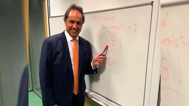 Scioli avanza en su otra carrera: ¿en qué materia se sacó un 8?