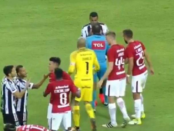 La acalorada discusión que se produjo tras el cruce entre Elton y Cuesta