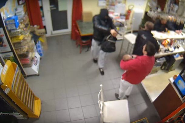 VIDEO: Entró a robar armado y una madre con su bebé en brazos lo sacó a las piñas