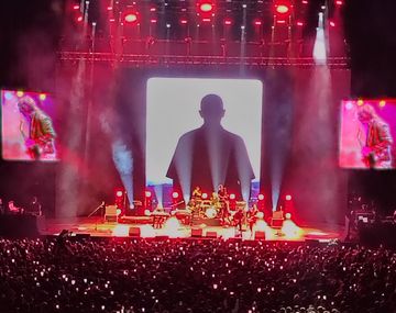 Andrés Calamaro cerró su show con Los chicos y la imagen de Indio Solari en las pantallas