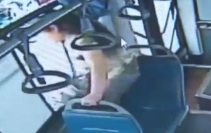 Se distrajo con el celular y se tiró por la ventana