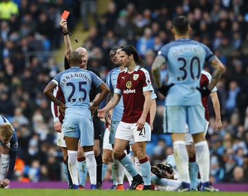 Fernandinho vio la roja en 3 de sus últimos 6 partidos