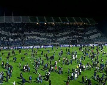 Los hinchas de Gimnasia invadieron el campo de juego para buscar aire