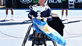 Gustavo Fernández, campeón en Australia, exhibe su trofeo con la bandera argentina Gustavo Fernández, campeón en Australia, exhibe su trofeo con la bandera argentina